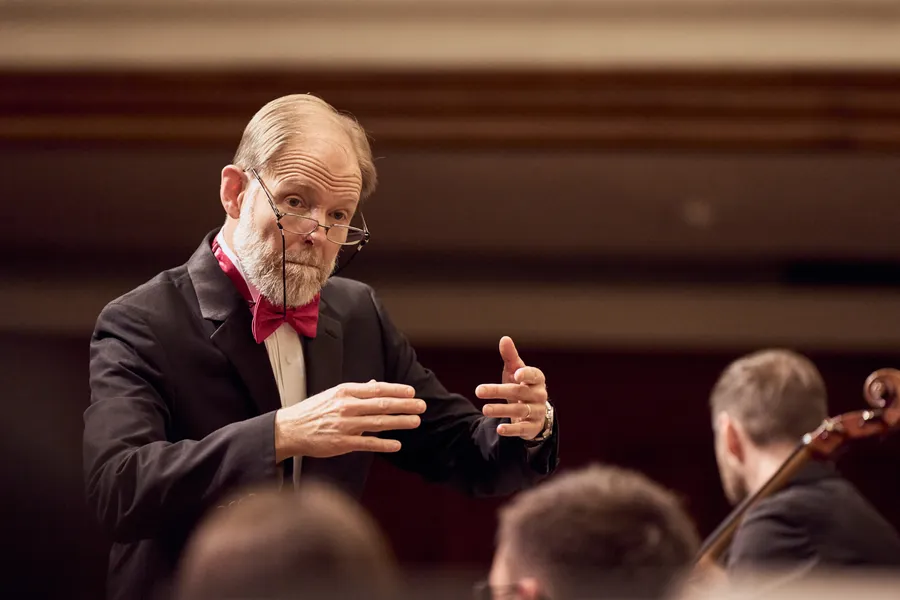 Kenneth Tucker, dirijor și fondator Con Spirito